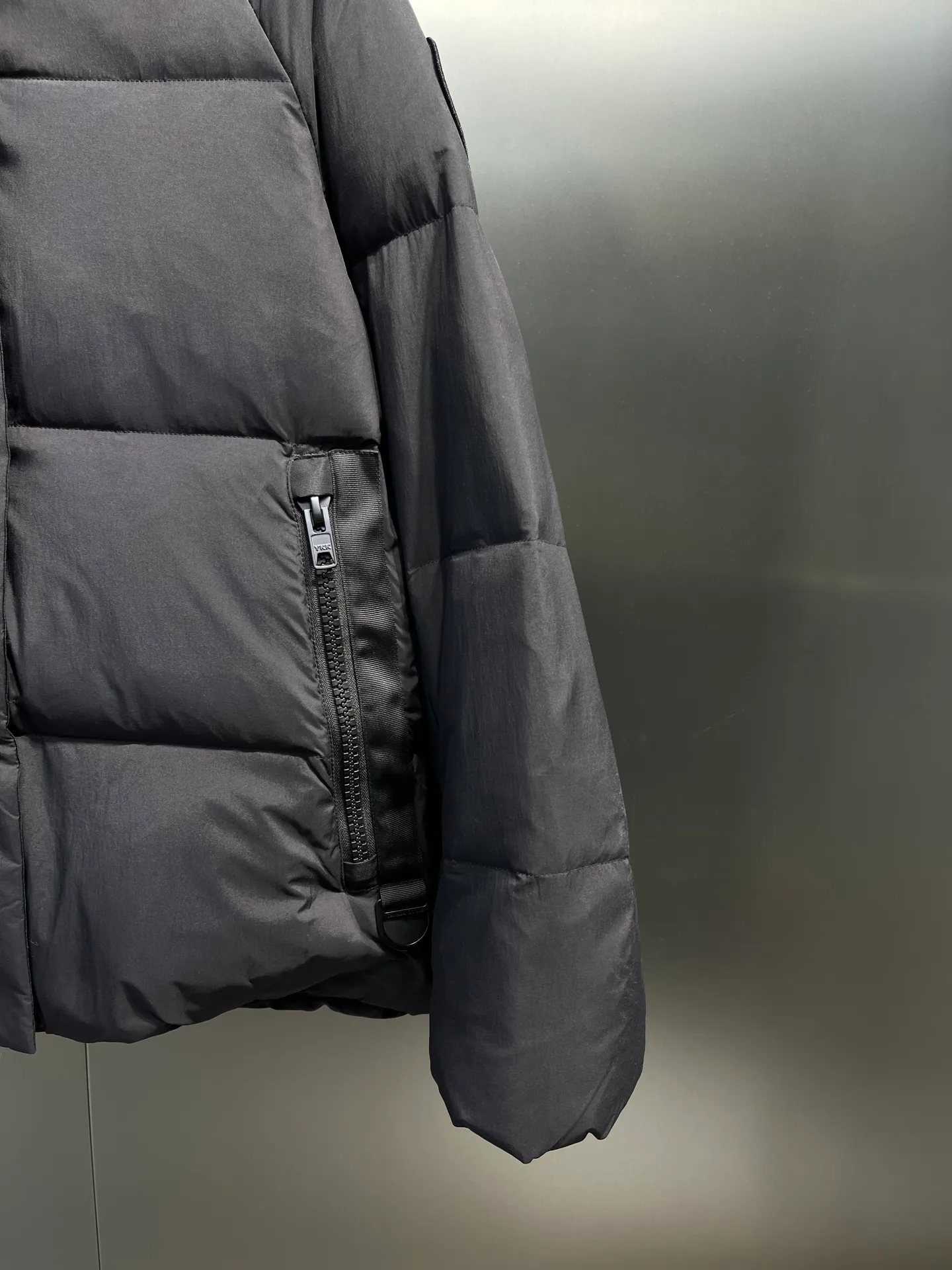 P740 Canada Goose🌟Ouyang Nana's same style 3m reflective black label down jacket junction junction parka is light weight and warm. The Junction Parka is made from soft enduraluxe fabric with cordura for added durability in high-wear areas, making it lightweight and durable. 360-degree reflective strips on the collar improve visibility in low-light environments. Features a removable hood for easy wearing during transitional periods when the weather warms up.  size：xs-xxl